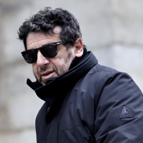 Patrick Bruel accusé : en pleine polémique, il est toujours à l’affiche au théâtre à Paris