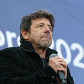 Trois plaintes, un témoignage de plus : ce qui est précisément reproché à Patrick Bruel aujourd’hui