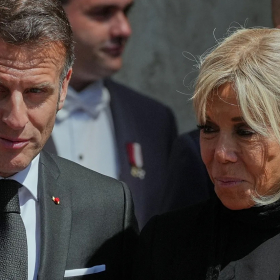 « Gifle » de Brigitte Macron : ce qui se serait vraiment passé dans l’avion avant la vidéo selon de nouvelles révélations