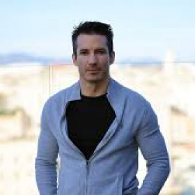 Pourquoi Jérémy Ferrari fait sonner les portiques des aéroports : l’humoriste dévoile un problème de santé inattendu