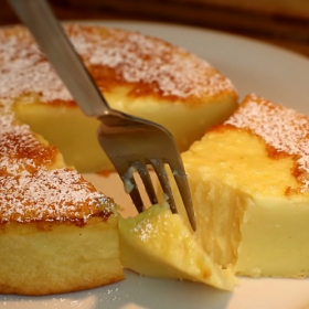 Cette recette du gâteau au citron crémeux sans beurre ni huile ni levure cartonne sur YouTube