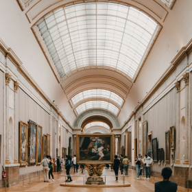 « Dans 50 ans, on en parlera encore ! » : les passants médusés par le vol spectaculaire du Louvre