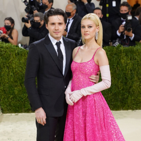 « Il a toujours vécu dans le luxe » : comment Brooklyn Beckham a grandi sous l’ombre écrasante de ses parents célèbres