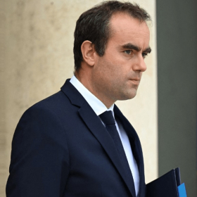 Salon circulaire, lustre à pampilles… À l’intérieur de la maison secrète où vit Sébastien Lecornu à Matignon