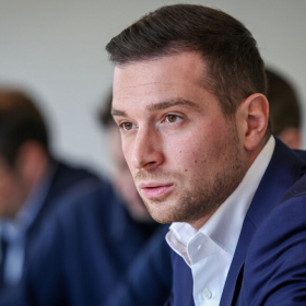 "Vous fréquentiez sa fille" : cette phrase qui a fait vaciller Jordan Bardella en direct sur BFMTV