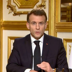 Ce détail inattendu sur le bureau d’Emmanuel Macron pendant son allocution intrigue les internautes