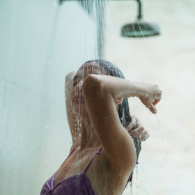 Pourquoi il ne faut JAMAIS prendre de douche froide en pleine canicule