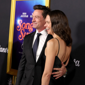 Hugh Jackman officialise son couple avec Sutton Foster sur le tapis rouge à Los Angeles