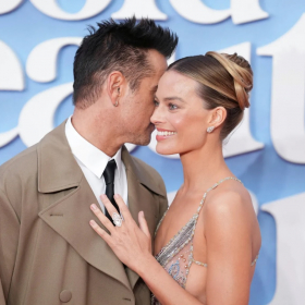 Après son congé maternité, Margot Robbie électrise Londres dans une robe bijou transparente signée Armani