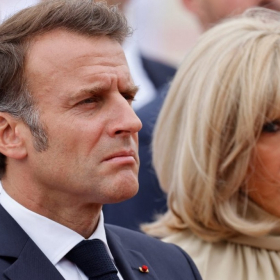 Procès Brigitte Macron : une photo douteuse en maillot de bain refait surface et choque le tribunal