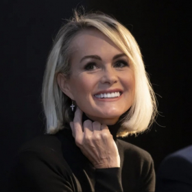 Laeticia Hallyday prête à tout quitter : cette ville stratégique où elle veut s’installer avec le milliardaire Serge Varsano