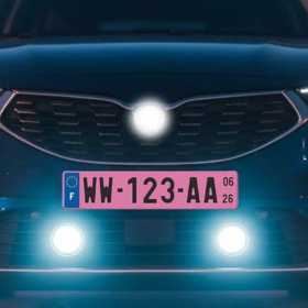 Plaques d’immatriculation roses : voilà pourquoi elles vont apparaître dès 2026