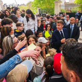 “For sure !” : à Montluçon, Emmanuel Macron relance son expression culte devant des étudiants ravis