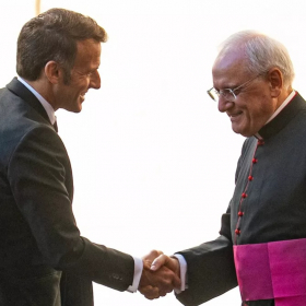 Emmanuel Macron à Rome : ce geste inattendu pour une personne âgée qui a marqué son déplacement