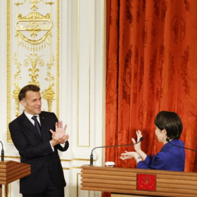 « Kaméhaméha ! » : pourquoi le geste d’Emmanuel Macron à Tokyo inspiré de Dragon Ball n’a rien d’anodin