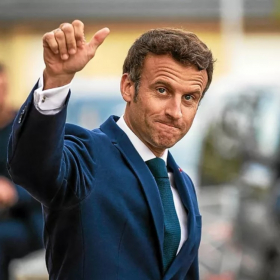 “Il adore les ragots” : ce trait de caractère d’Emmanuel Macron qui surprend jusque dans son entourage
