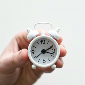 Changement d’heure été 2026 : faut-il avancer ou reculer d’une heure ?