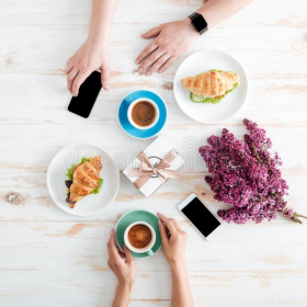 La raison pour laquelle vous ne devriez JAMAIS utiliser votre téléphone à table